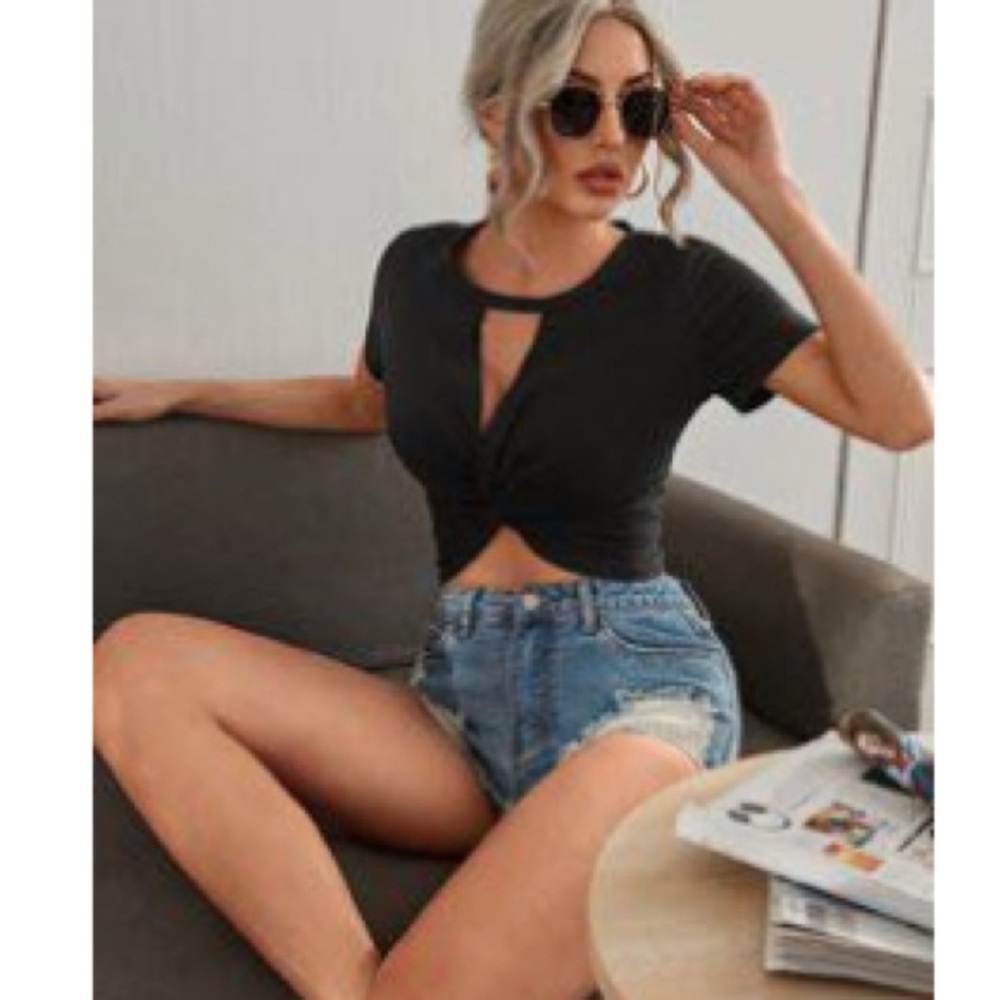 SHEIN Black Keyhole Twist Crop Top